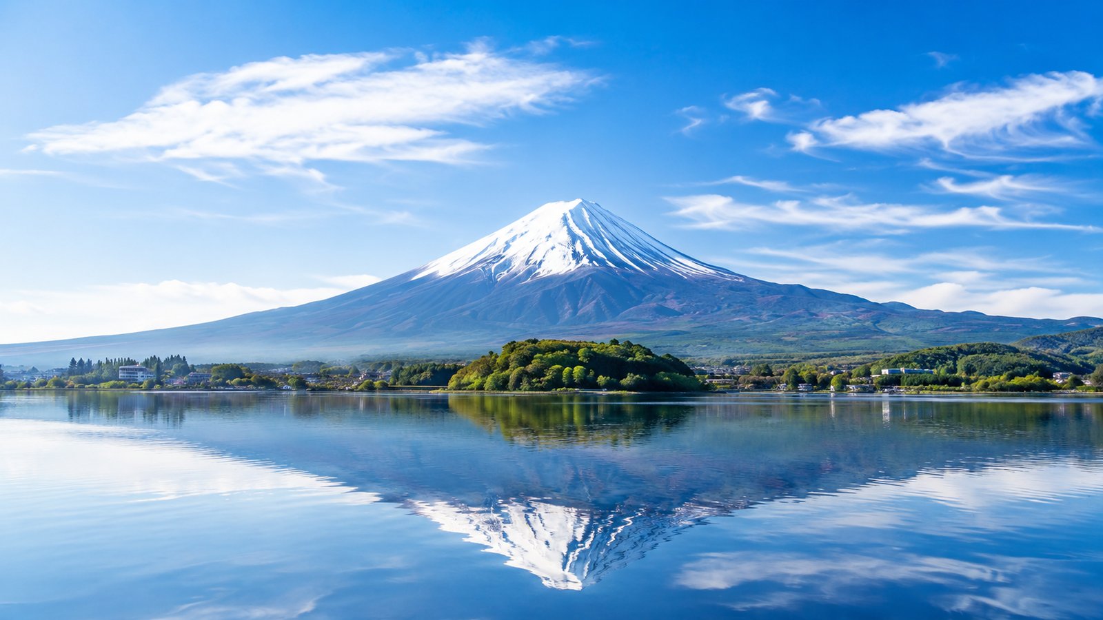 晴れた日の富士山と湖